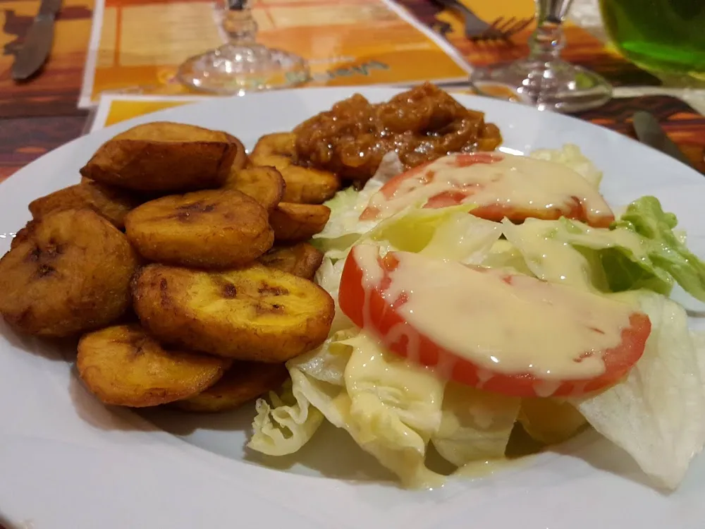 Aloko Banane Plantain Salade Et Sauce Tomate